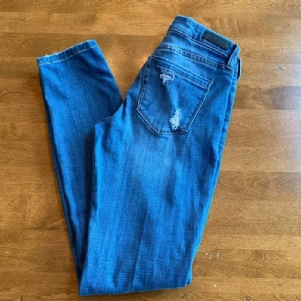 𝅺BLANK NYC Skinny Classique Distressed Jeans. 24.